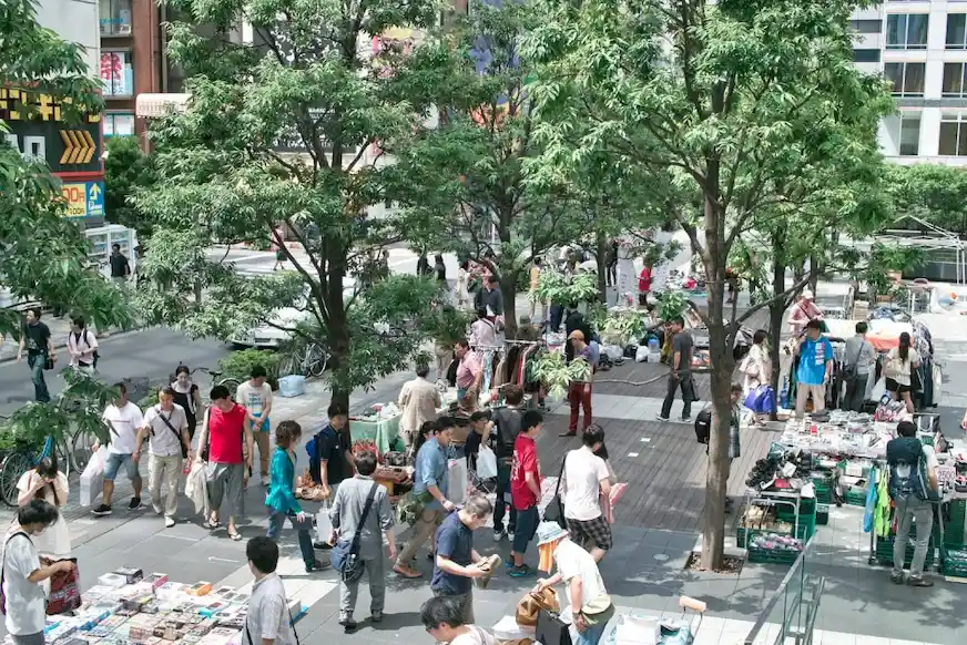 東京 Mottainai 跳蚤市集販售二手衣物的攤位