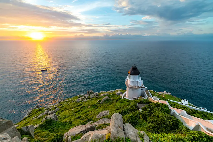 2026 馬祖自由行推薦：馬祖東引島燈塔的夕陽美景