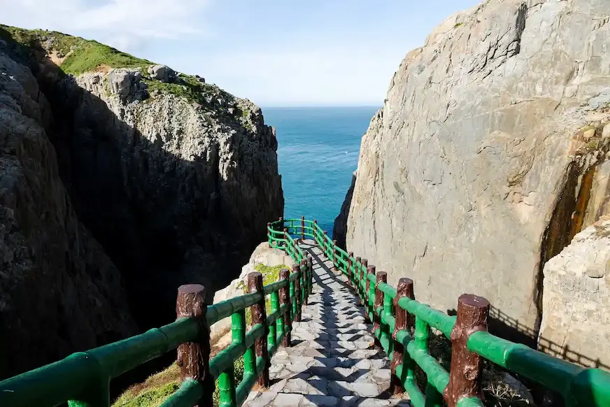 馬祖東引烈女義坑壯觀的海蝕地形
