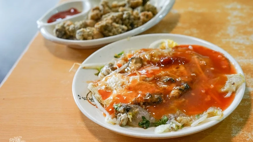 「陳家蚵捲」的蚵仔餡滑嫩多汁，海味自然鮮明