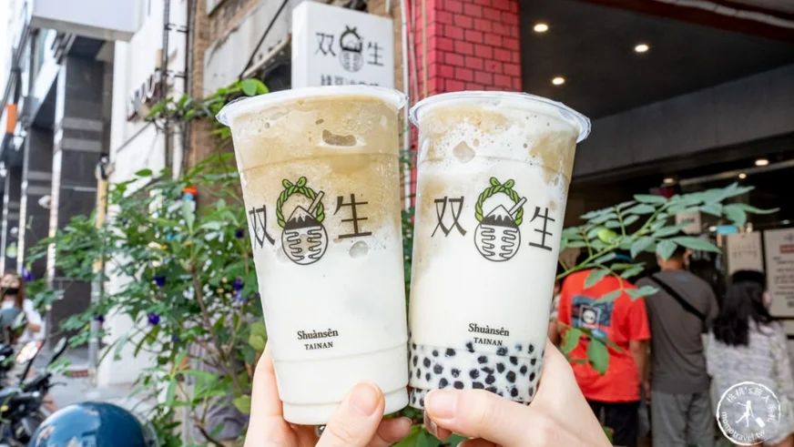  「双生綠豆沙牛奶」能同時感受到綠豆的豆香與牛奶的滑順，整杯喝起來綿密卻不厚重