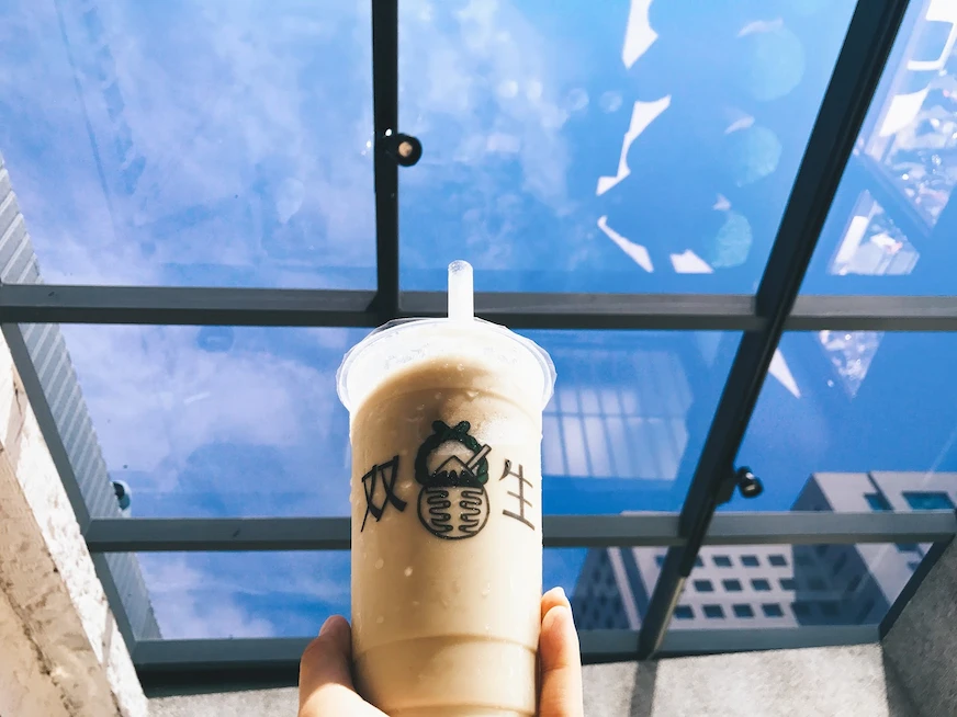  「双生綠豆沙牛奶」能同時感受到綠豆的豆香與牛奶的滑順，整杯喝起來綿密卻不厚重