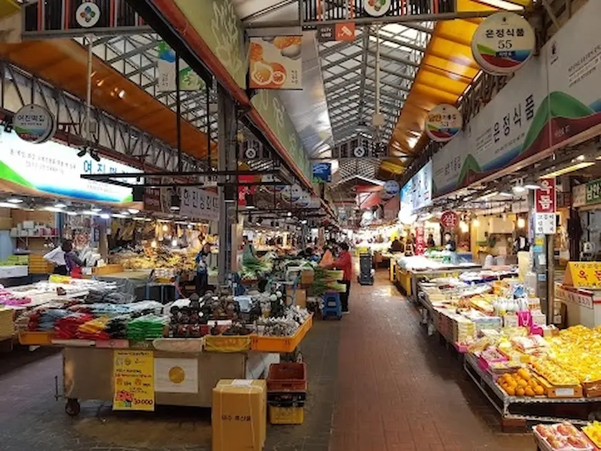 東門市場是濟州島歷史悠久的傳統市場之一，集結了各式在地美食與小吃