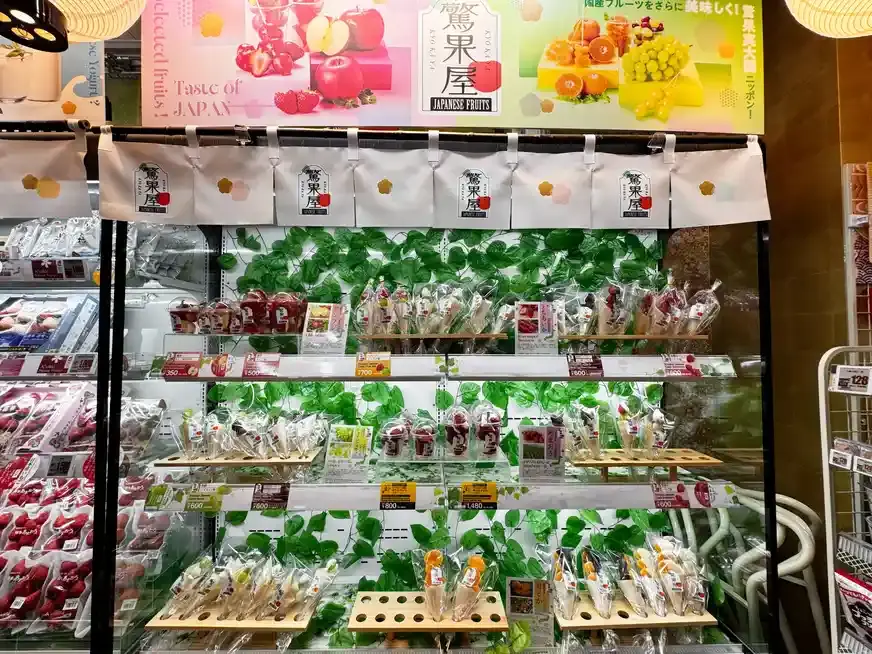 唐吉訶德四條通店水果串即食方便、品項多元，逛街可單手享用。