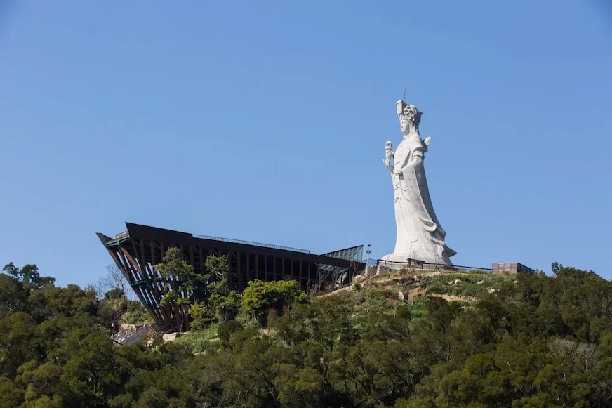 馬祖南竿媽祖巨神像站在高處可以俯瞰整片海域地形