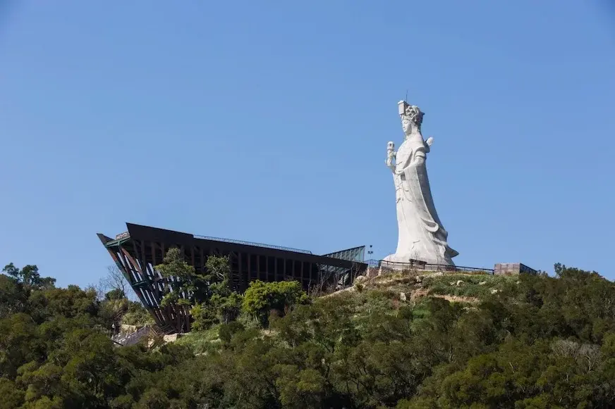 馬祖南竿媽祖巨神像站在高處可以俯瞰整片海域地形