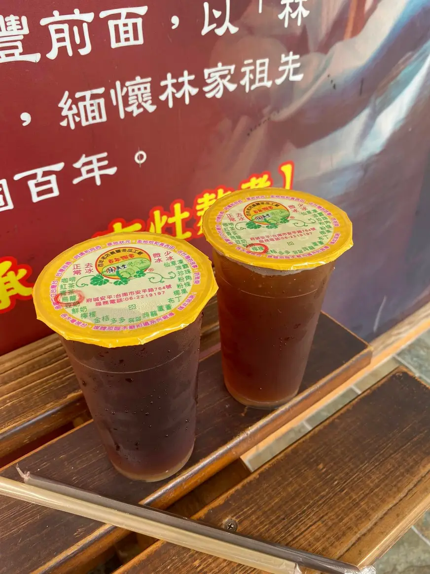 「義豐冬瓜茶」入口時能感受到冬瓜糖熬煮後特有的焦糖香氣，帶著淡淡甘味