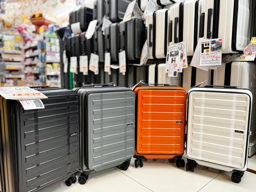 情熱價格前開式行李箱，桌上也能輕鬆整理，附 30% 擴充與可調式拉桿設計。