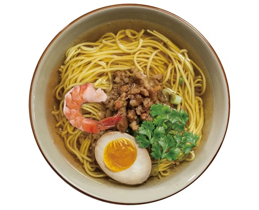 「度小月擔仔麵」上面鋪著肉燥、蝦仁、蒜泥與香菜，味道清鮮卻不厚重。