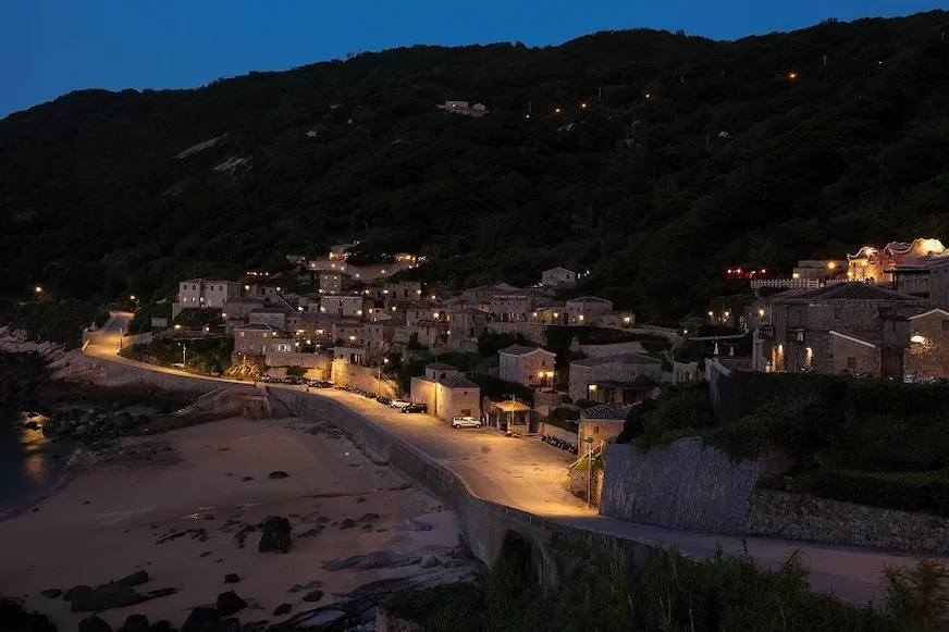馬祖芹壁沙灘藍眼淚搭配傳統的石頭屋聚落