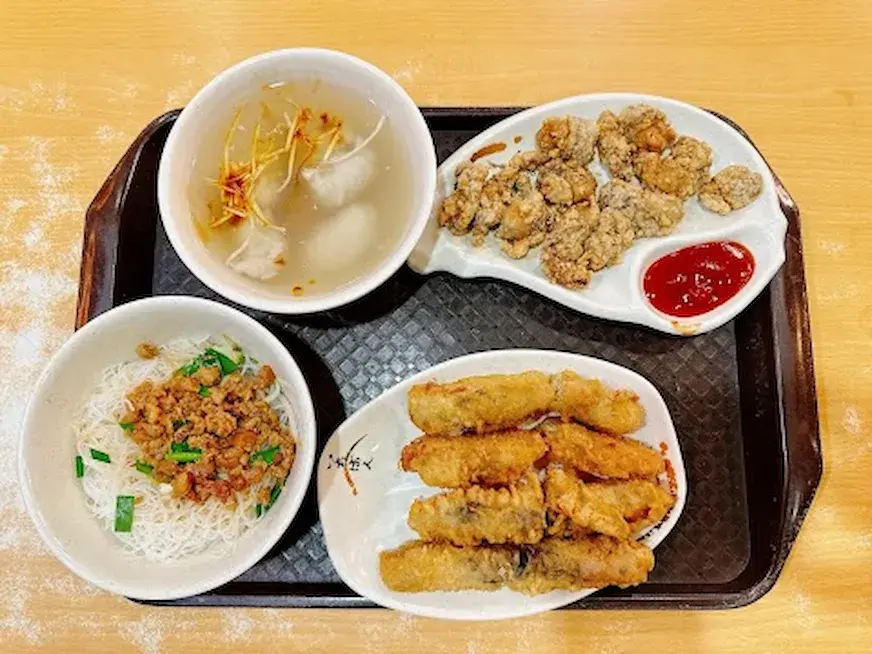 「陳家蚵捲」的蚵仔餡滑嫩多汁，海味自然鮮明