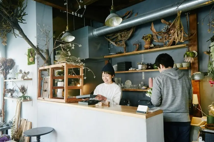 西荻窪花店 cotito 花與甜點咖啡空間，兩位店員正在準備花束與甜點