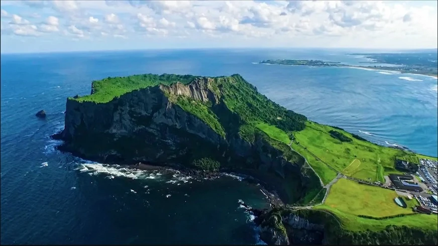 城山日出峰擁有壯觀的地形景觀與藍天白雲