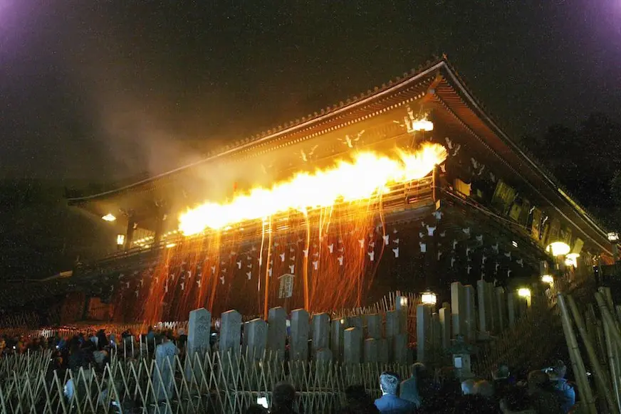 奈良東大寺修二會火炬儀式與二月堂夜景