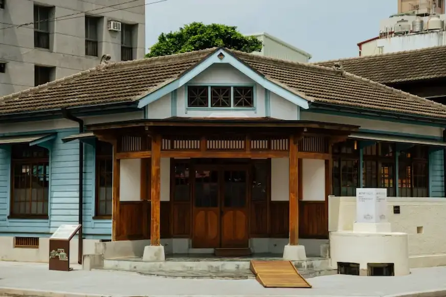 嘉義文學館：東門町1923外觀，日式木造與淡藍色外牆的日式建築。