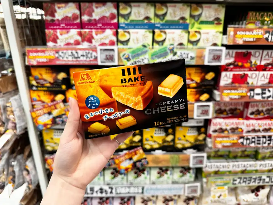 外酥內軟的森永 BAKE 迷你起司蛋糕巧克力，起司味濃厚，香濃不膩，深受起司控喜愛。
