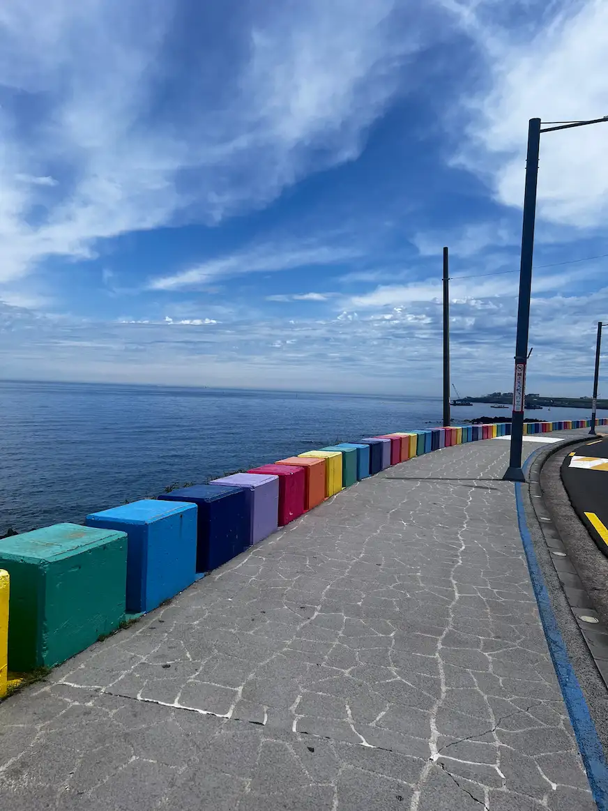 道頭洞彩虹海岸公路沿著海岸延伸的彩色石墩，在藍色海景的襯托下形成強烈對比，