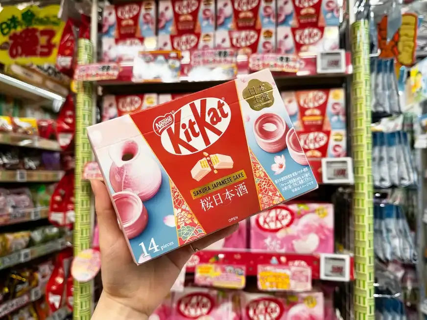櫻花限定版 KitKat 包裝通常以櫻花、粉色調或搭配傳統酒瓶造型為主，充滿春日氣息。