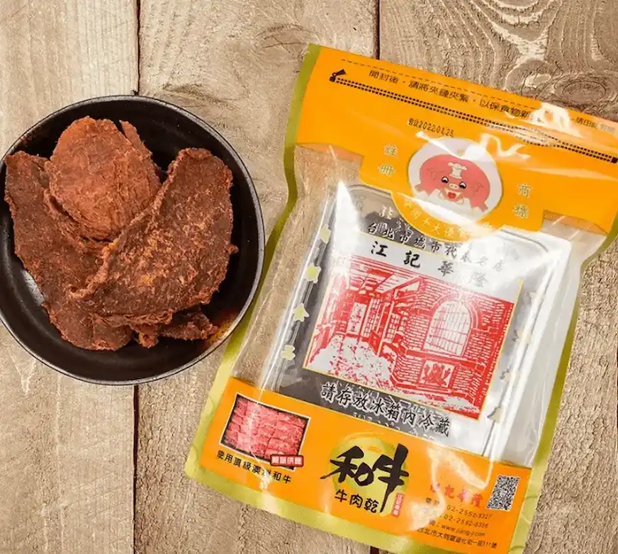 台北必買伴手禮推薦：江記華隆和牛牛肉乾較為厚實，咀嚼時能感受到肉質纖維與醬香，風味更濃郁。