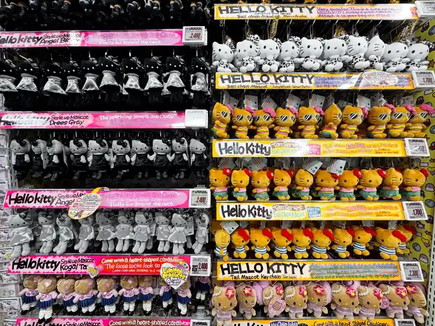 從豹紋蝴蝶結、珍珠飾品、絲絨洋裝，到健康小麥膚色的黑皮 Kitty，唐吉訶德四條通店的品項豐富數量超多。