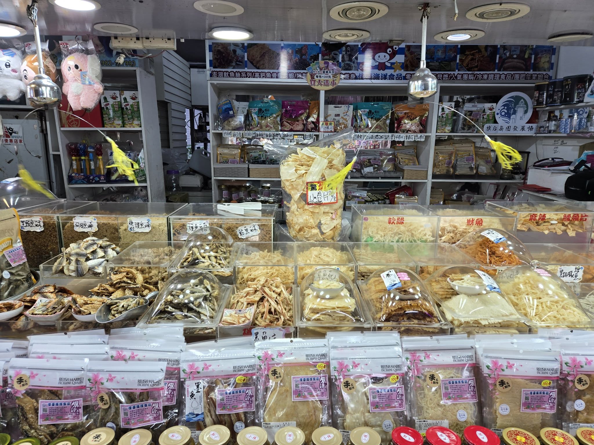高雄必買伴手禮推薦：旗津海產街聚集許多乾貨與海鮮零嘴的店家，魷魚絲是伴手禮的好選擇