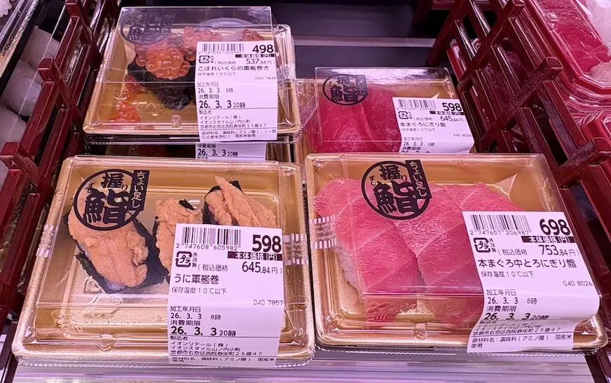 AEON 壽司區品項豐富，晚間祭出的折扣優惠常吸引大批精打細算的旅客前往