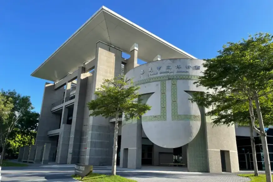 嘉義市立博物館的建築外觀：圓柱狀立面與寬闊的平頂式屋簷設計