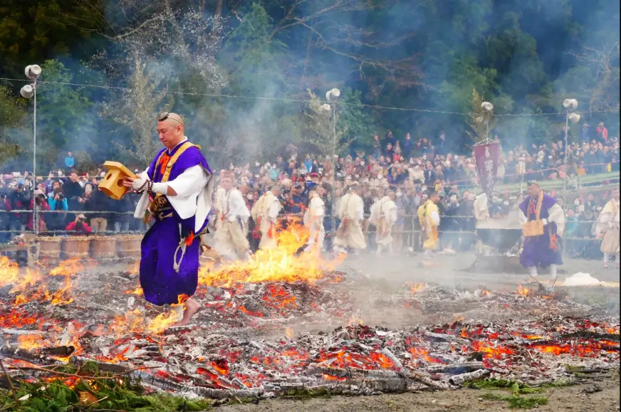 東京高尾山火渡祭僧侶進行火渡儀式現場
