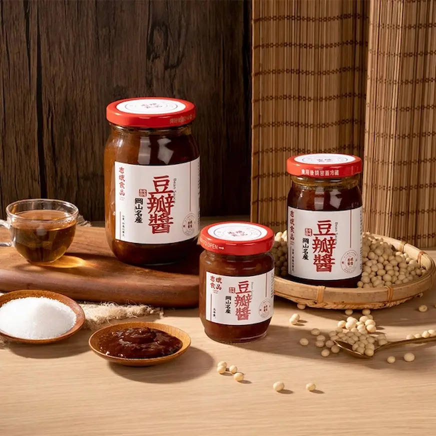 高雄必買伴手禮推薦：志斌豆瓣醬，呈現紅褐色澤，質地帶點顆粒感，有發酵後的豆香與辣香