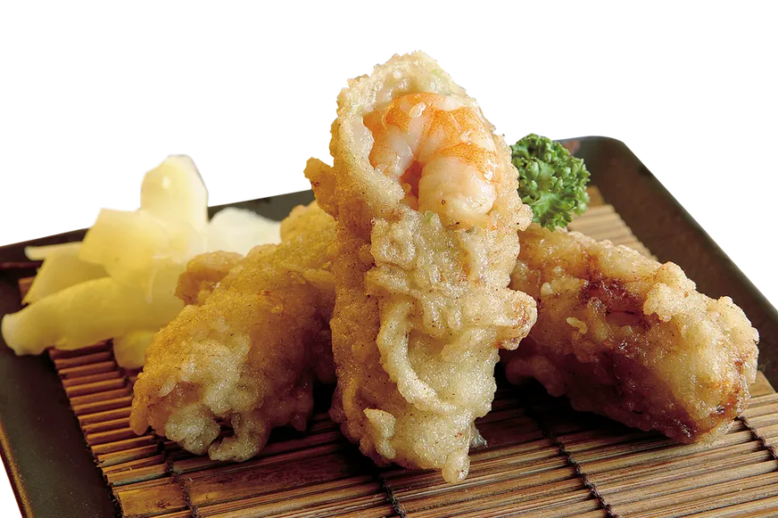 「周氏蝦捲」外層金黃酥脆，咬開後裡面的蝦肉餡飽滿鮮甜
