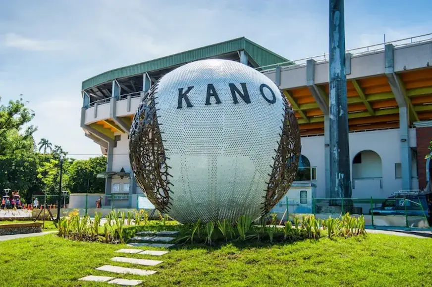 嘉義市立棒球場外的 KANO 景觀球裝置藝術，矗立於綠地廣場