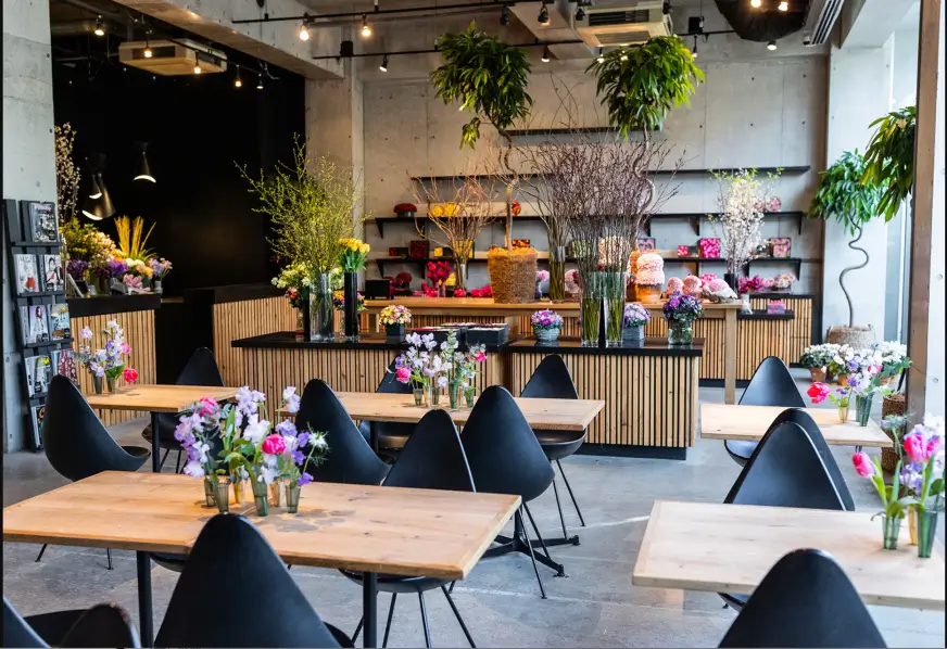 表參道花店 Nicolai Bergmann NOMU 現代花藝，充滿花卉的空間與桌椅