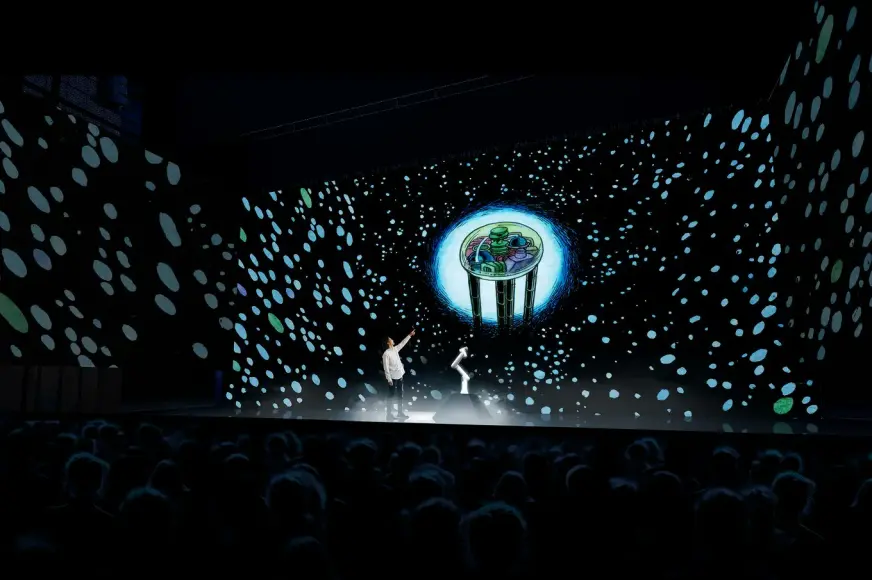 MoN Takanawa 沉浸式表演「MANGALOGUE：火之鳥」，以手塚治虫作品為基礎，結合影像、聲光與現場演出打造共感體驗。