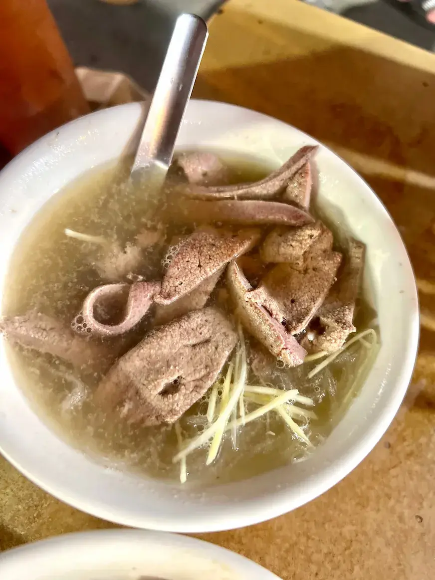 「阿明豬心冬粉」豬心切片厚度適中，口感彈嫩又帶些脆度，能感受到自然的鮮味