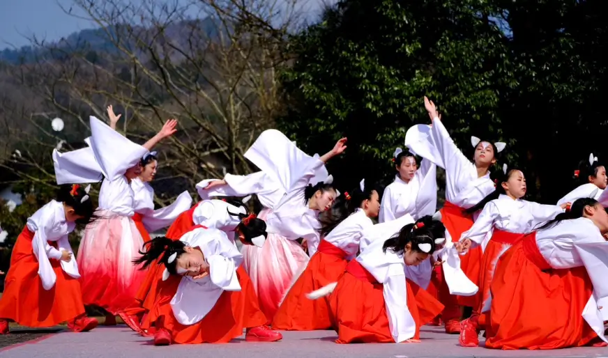 兵庫出石初午大祭白狐舞表演與祭典攤位