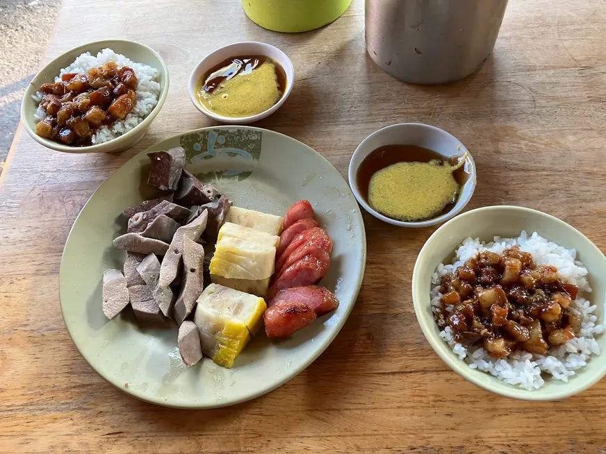 「阿龍香腸熟肉」提供多種傳統熟肉切盤，常見組合包含香腸、粉腸、豬心與豬肝等