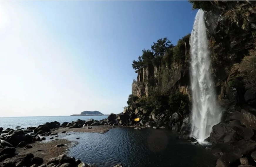 正房瀑布水流直接注入海洋的景色
