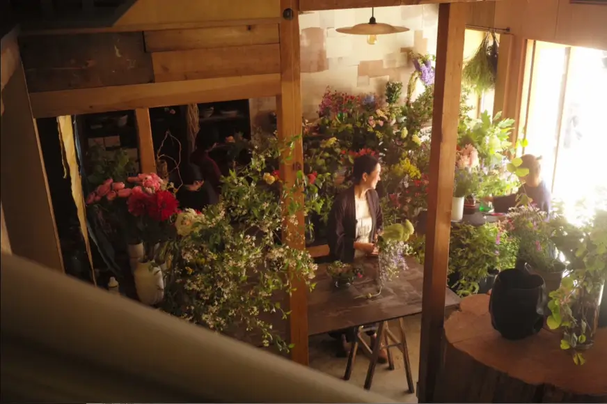 原宿花店 The Little Shop of Flowers 裡正在準備彩色的花束