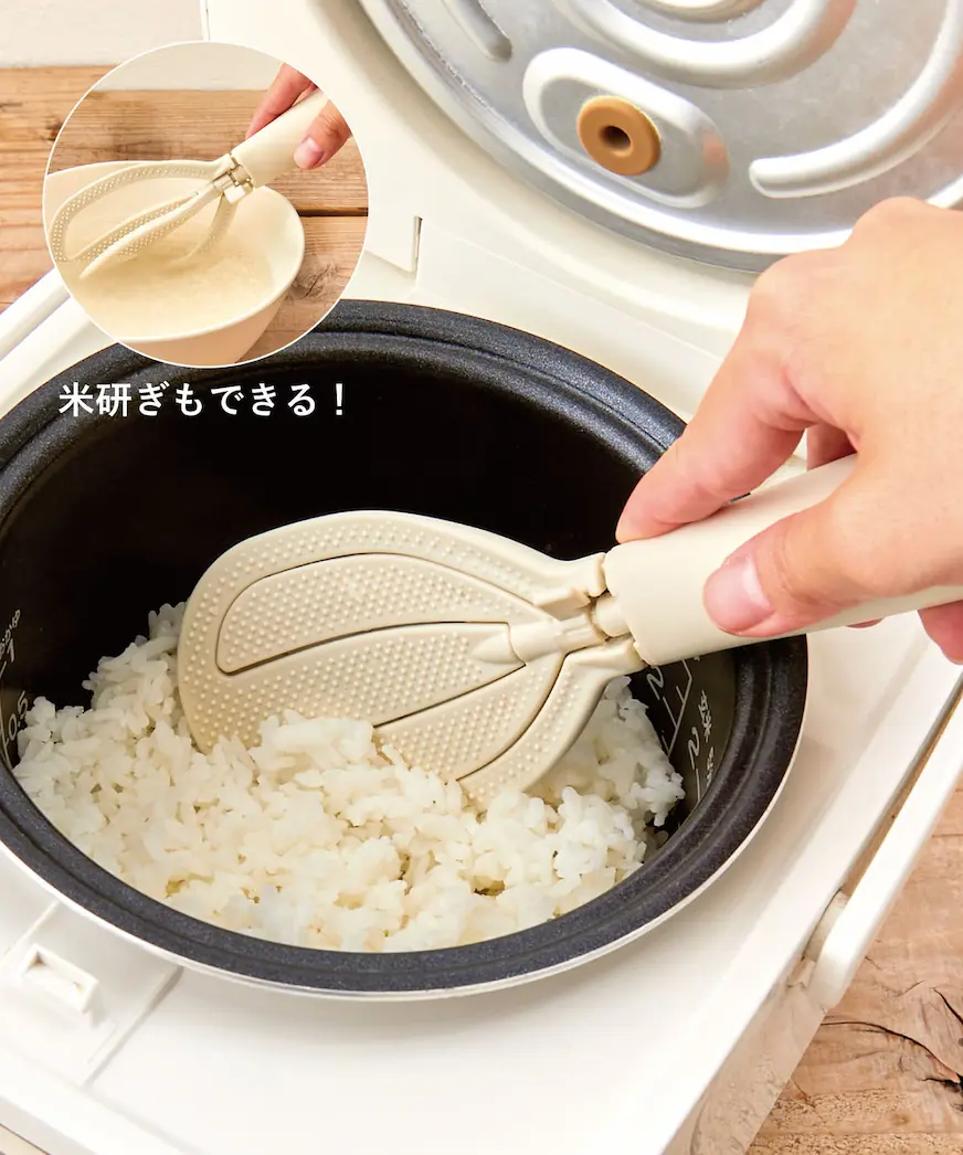 平時是好盛飯的飯勺，只要旋轉前方扇片，就能一秒變身「洗米神器」的洗米盛飯兩用自立飯勺