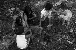 Crianças guarani brincando com o cateto