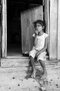 Crianças wapichana brincando e comendo