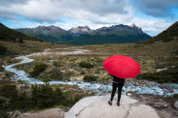 La chica del paraguas rojo en el Fin del mundo