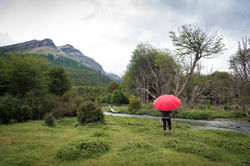 La chica del paraguas rojo en el Fin del mundo