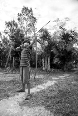 Crianças guarani brincando com arco e  flecha