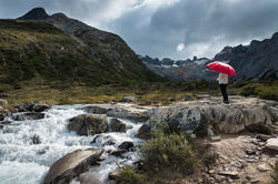 La chica del paraguas rojo en el Fin del mundo