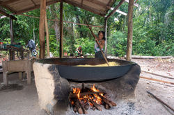 Maricilda torrando farinha em forno centenário