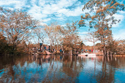 Ocupação na margem do rio na paleta de Magritte