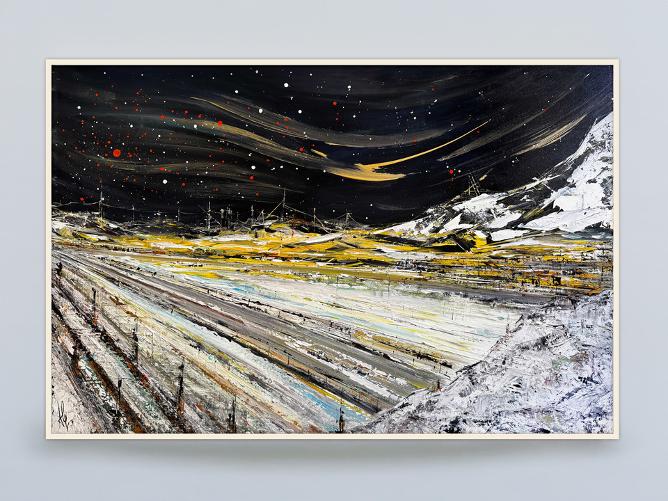 Paesaggio notturno innevato con una città illuminata in sottofondo.