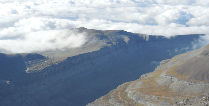 Mer de nuage en haut du Mont Perdu dans les Pyrénées.