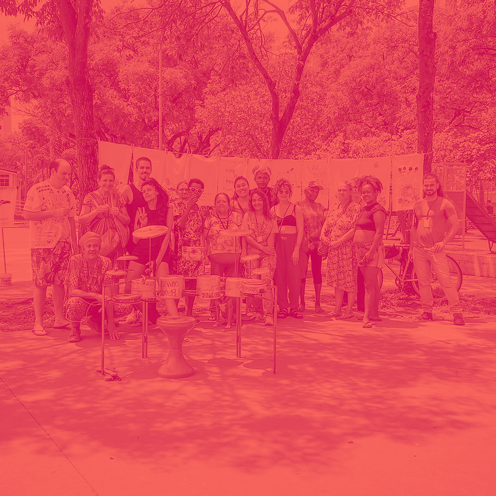 Inetgrantes do QUANDO Coletivo durante atividade na Praça da Assembléia, Belo Horizonte